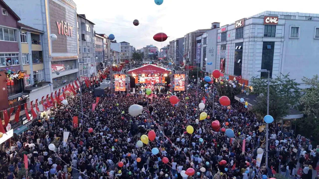 Sultanbeyli'de 19 Mayıs coşkusu: Minik Zeyd’in zaferi gökyüzünü renklendirdi
