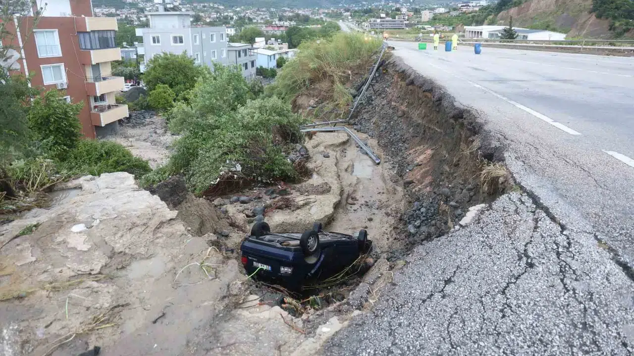 Hatay'da felaket gecesi: Yola açılan dev çukur bir can aldı