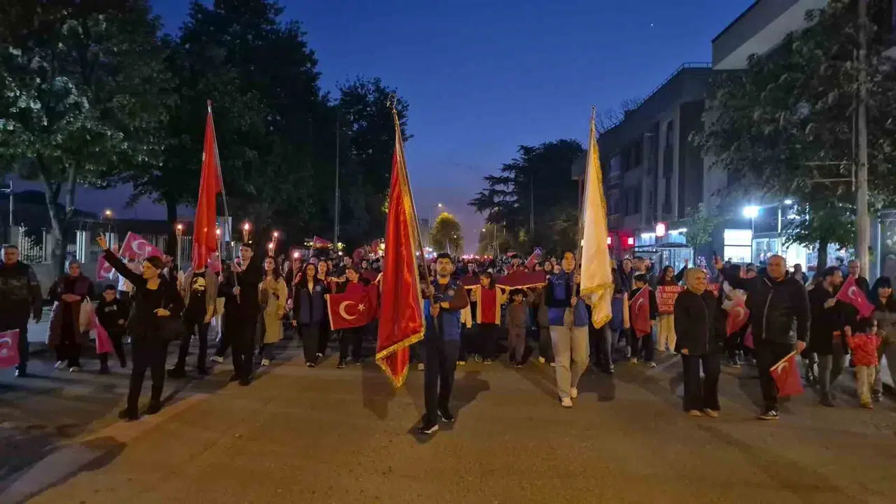 Düzce sokakları 19 Mayıs için ışıl ışıl: Binlerce kişi tek yürek oldu