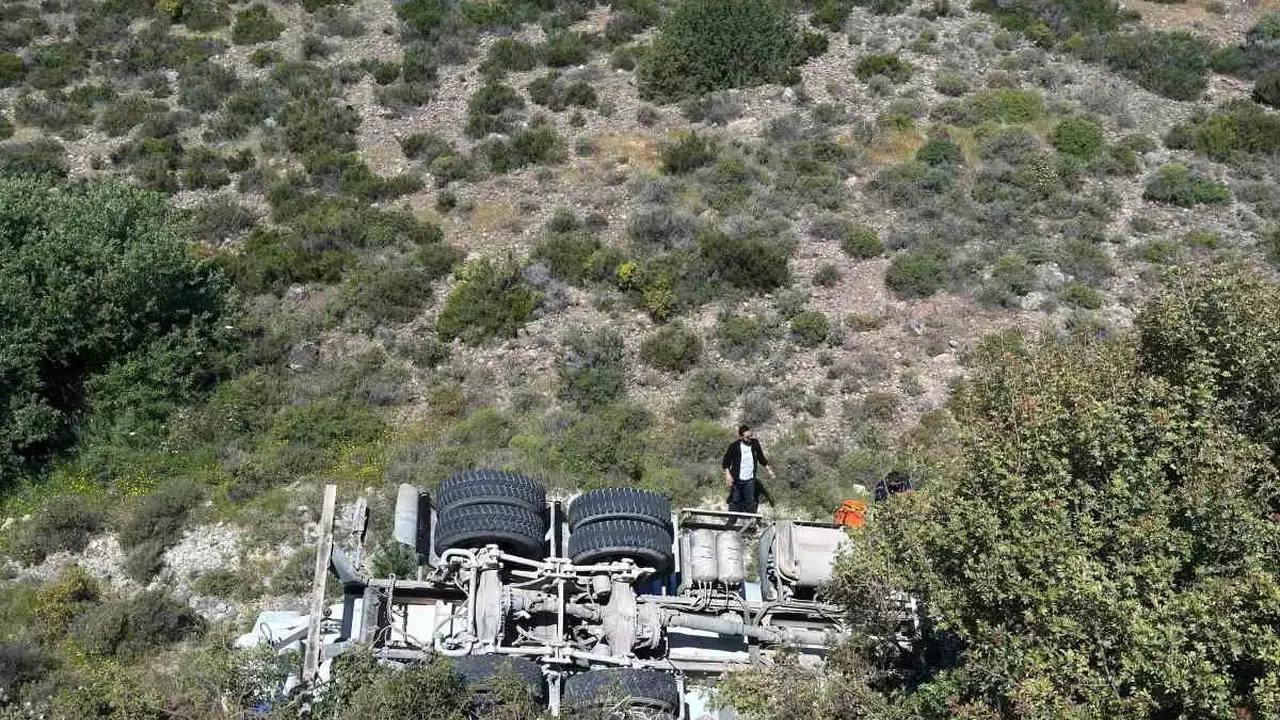 Çeşme yolunda korkutan kaza: Beton mikseri şarampole uçtu