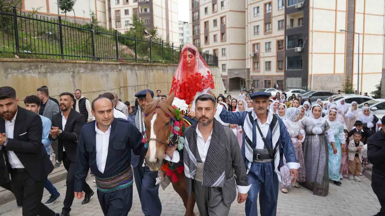 Şırnak’ta modern düğünlere inat: Gelin baba evinden at sırtında uğurlandı