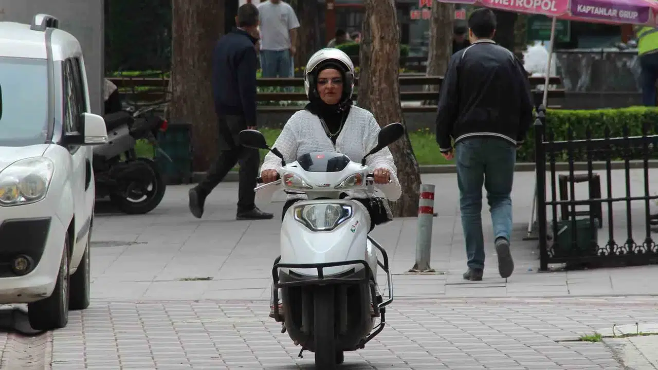 Kuryelere kızdı, direksiyona geçti: Çorum’un ilk kadın kuryesi şimdi yolların tozunu attırıyor