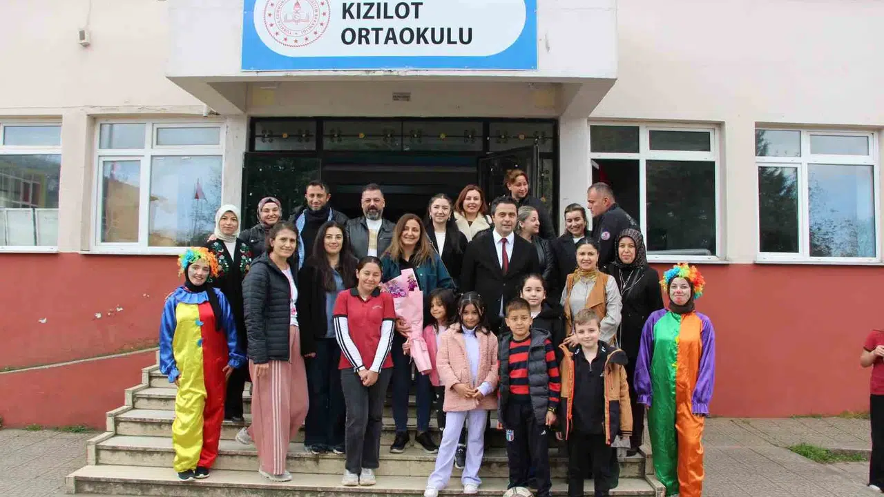 Binlerce kitapla gelen bayram coşkusu: Üniversitelilerden minik öğrencilere anlamlı hediye