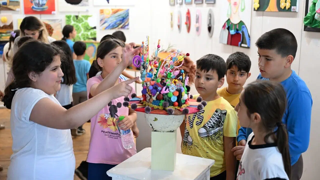 Mersin’in minik sanatçıları hayallerini tuvale döktü: İlk sergi heyecanı yaşandı