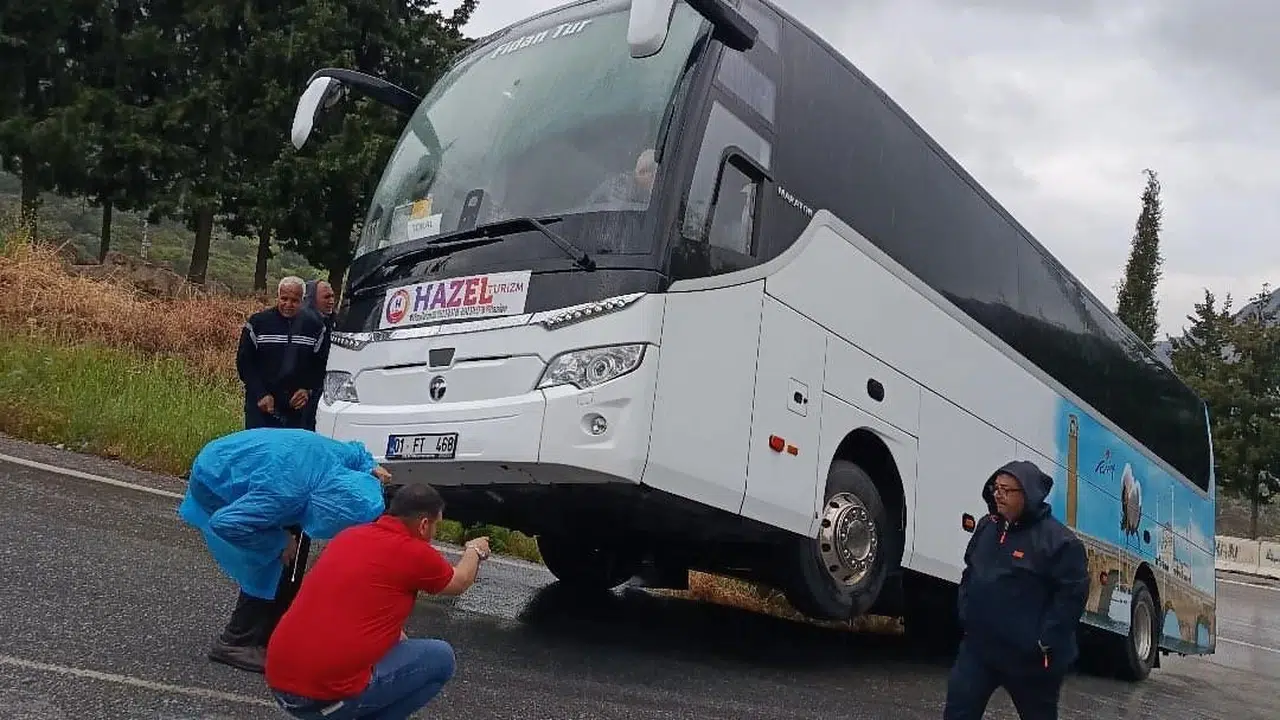 Turist otobüsü Şirince yolunda havaya kalktı: Şarampole kayan araçta korku dolu anlar