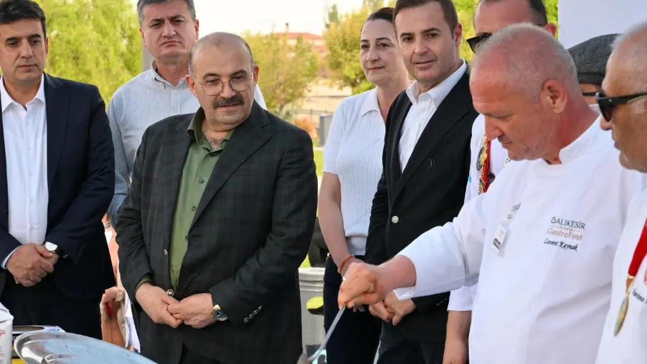50 metrelik dev kokoreçle dünya rekoruna göz kırptı: Balıkesir lezzet şölenine ev sahipliği yaptı