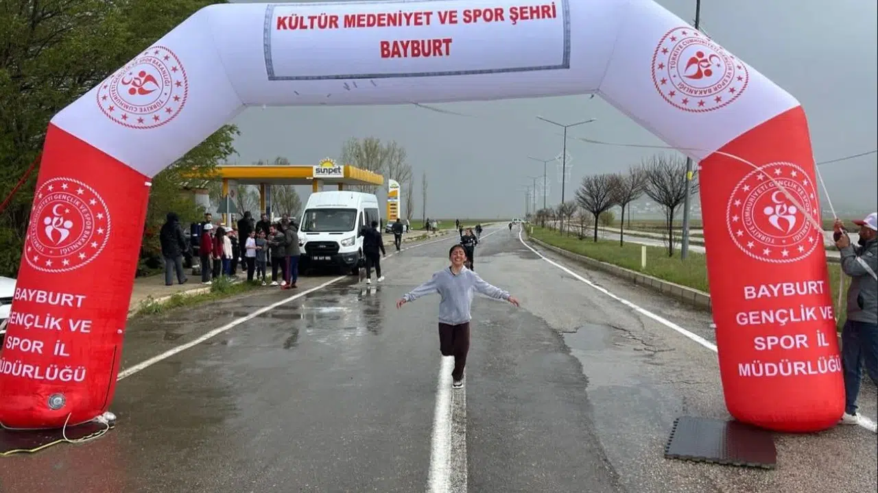 Demirözü’nde Gençlik Haftası coşkusu: Öğrenciler madalya için ter döktü