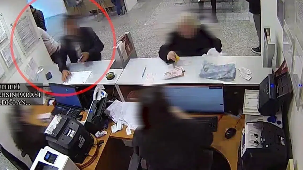 Sigorta iadesi yalanıyla 1,8 milyon TL'yi cebe indirdiler: Banka görevlisi kılığındaki 5 dolandırıcı cezaevine gönderildi
