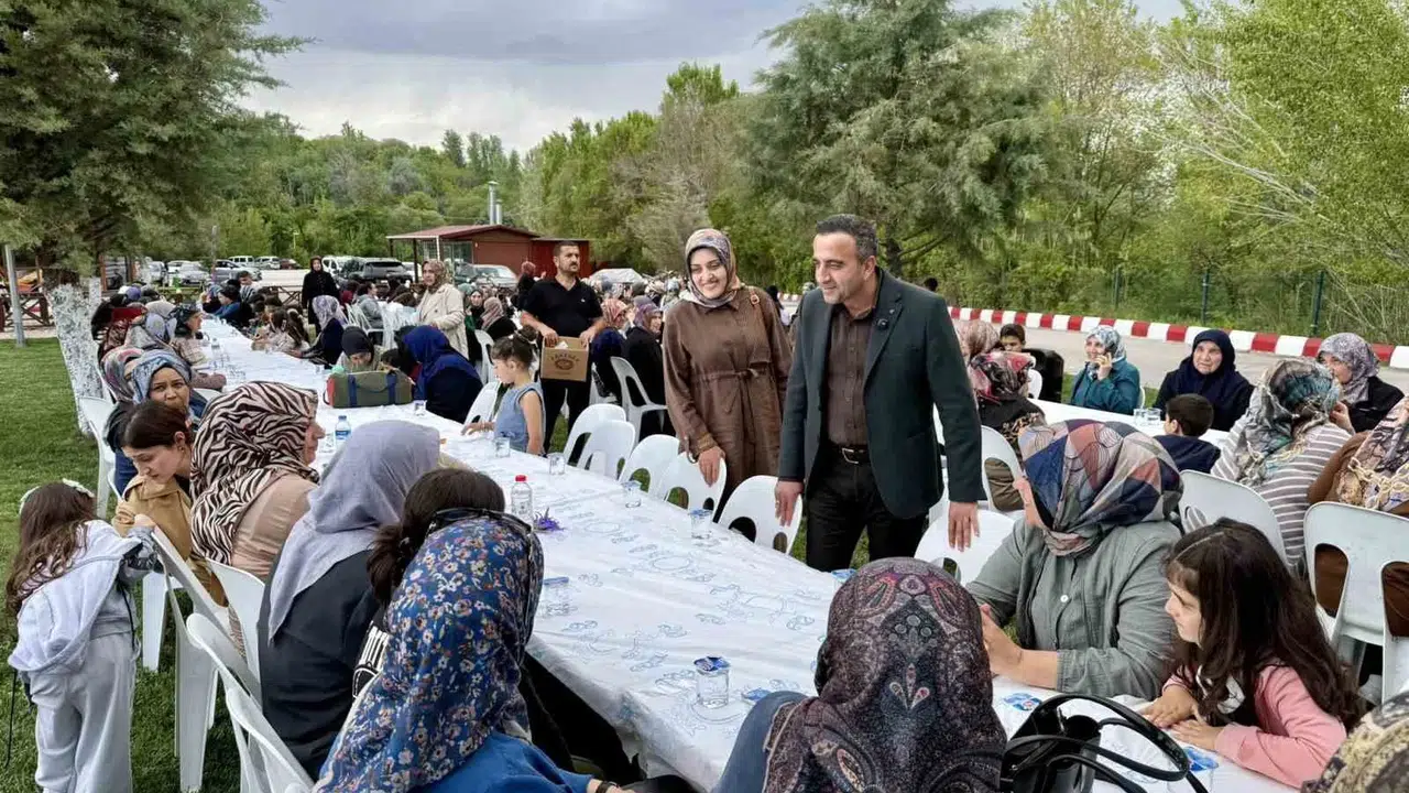 Akçadağ'da duygusal buluşma: Başkan Ulutaş anneleri yalnız bırakmadı