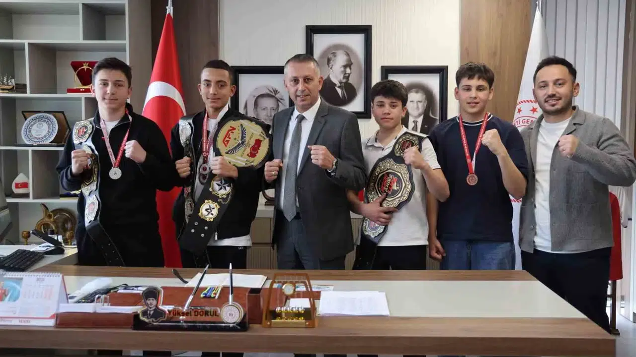Ringlerin yeni yıldızları Niğde’den çıktı: Genç dövüşçüler hem okulda hem profesyonel arenada fırtına gibi esti