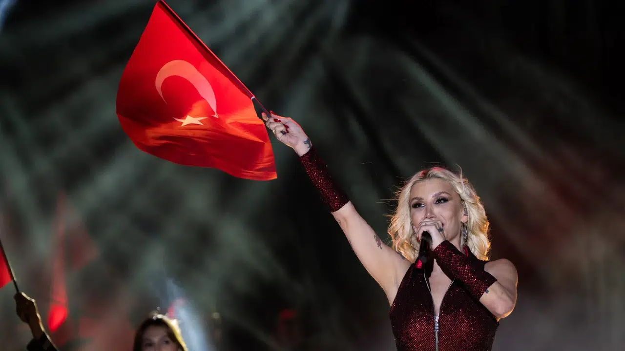 Gölbaşı’nda 19 Mayıs rüzgarı: İrem Derici şarkılarıyla binleri coşturdu