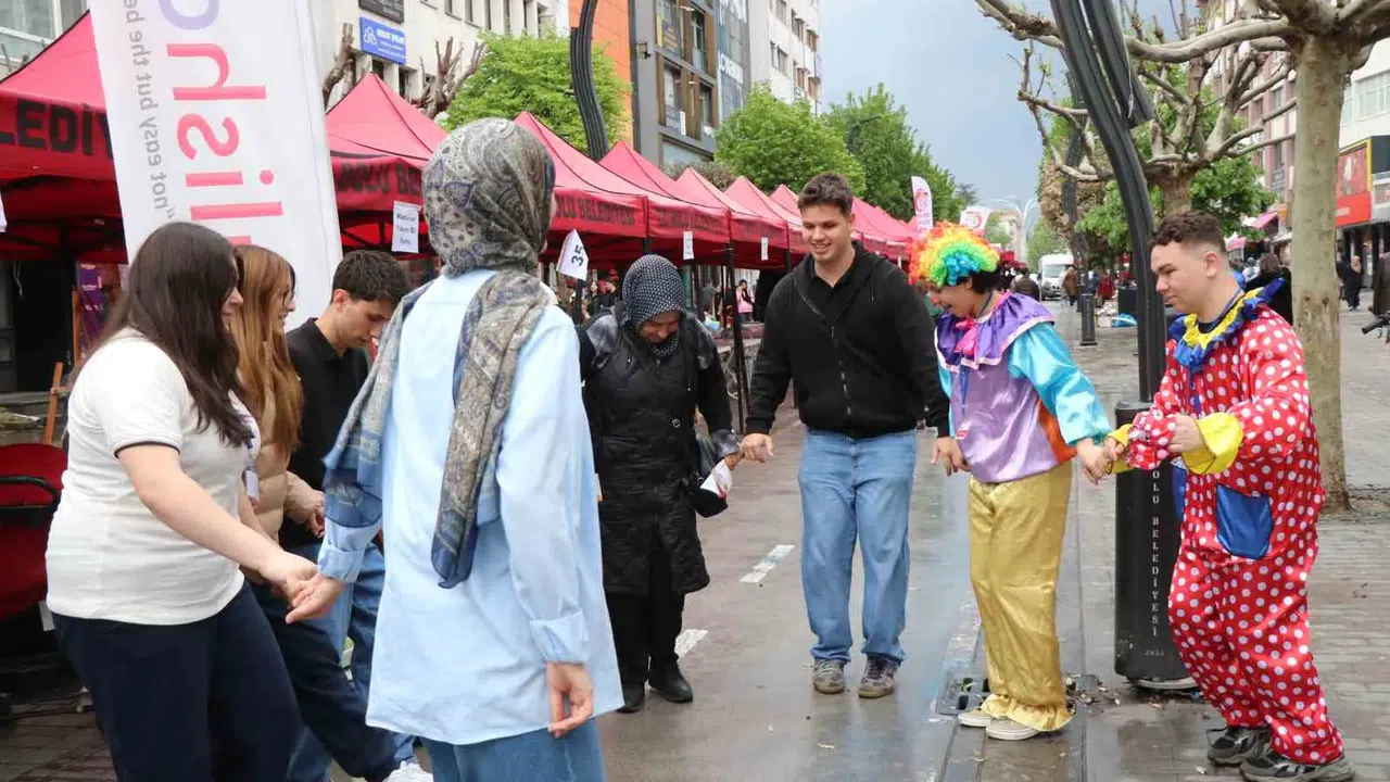Bolu’yu beyaza boyayan sürpriz: Dolu yağdı, caddeler halay alanına döndü
