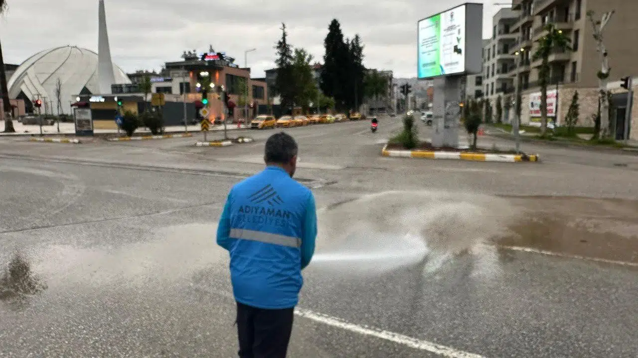 Adıyaman’da gece mesaisi: Şiddetli yağışın izleri tazyikli suyla silindi