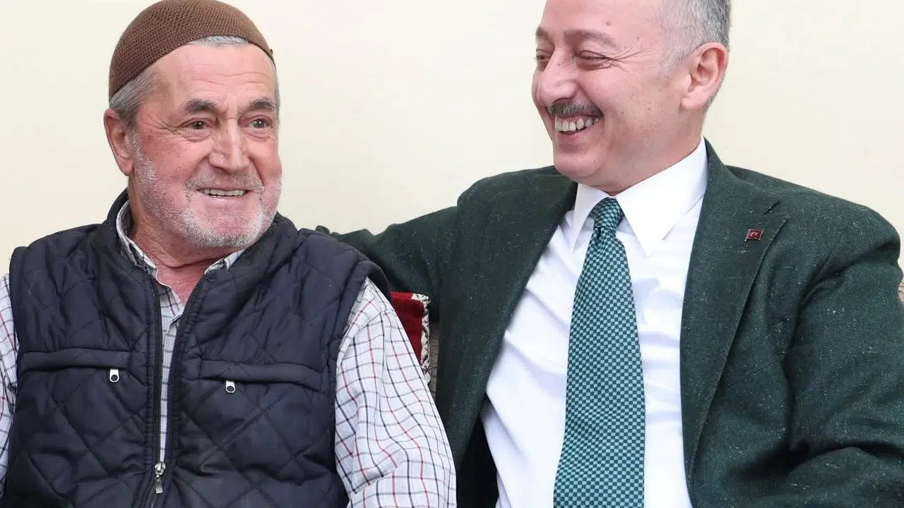 90 yaşındaki Cavit dedenin hayali gerçek oldu: Başkan Büyükakın’dan duygulandıran ev ziyareti