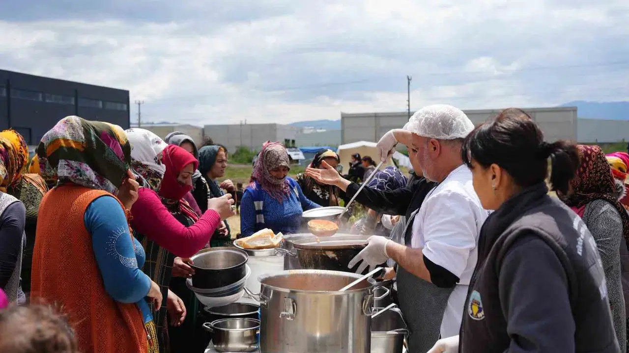 Yağmurun vurduğu mevsimlik işçilere Turgutlu'dan şefkat eli: Başkan Akın bizzat sahaya indi