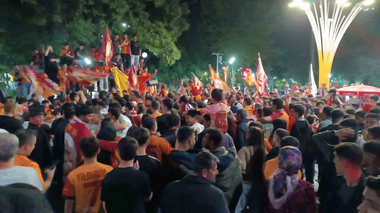 Batman sokaklarında şampiyonluk ateşi: Sarı-kırmızılılar geceyi meşalelerle aydınlattı