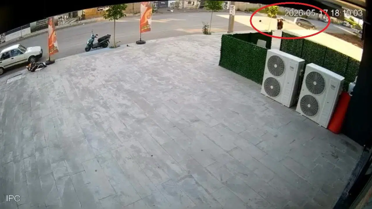 Diyarbakır’da dehşet anları: Dönüş yapan otomobile çarpan motosikletli yola savruldu
