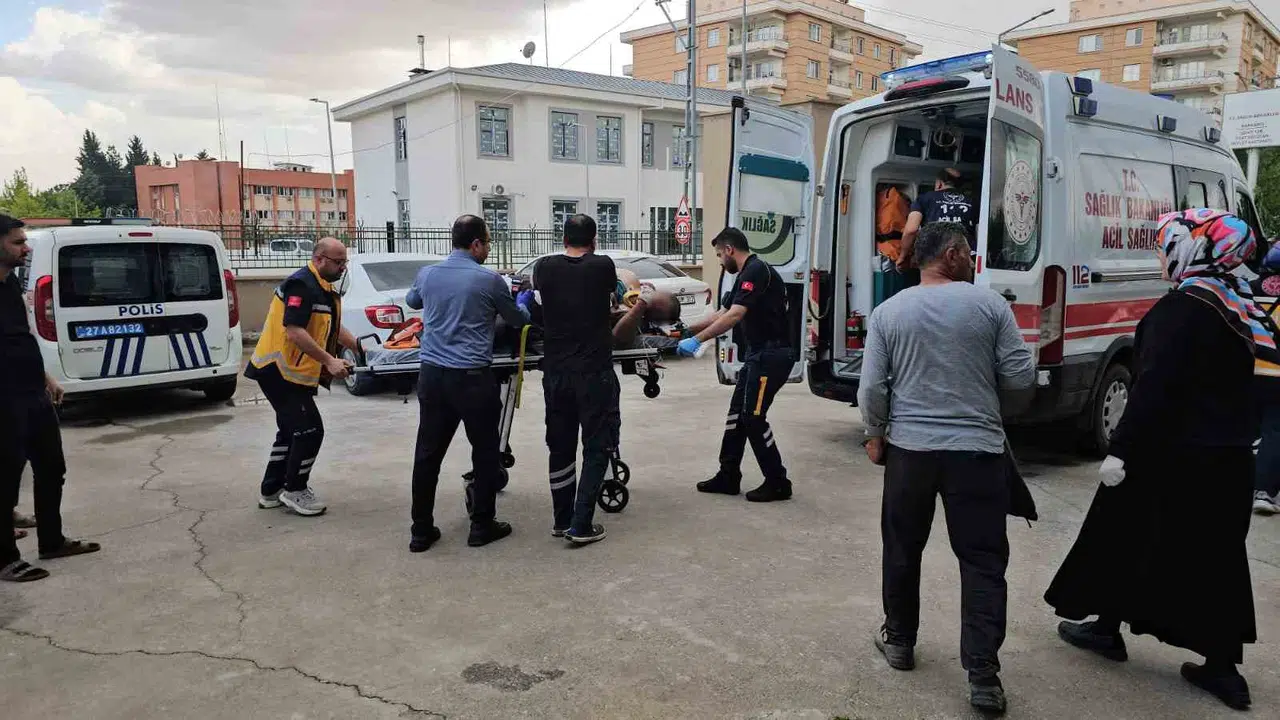 Karkamış'ta korkunç kaza: Direkten düşen işçi ölümle pençeleşiyor