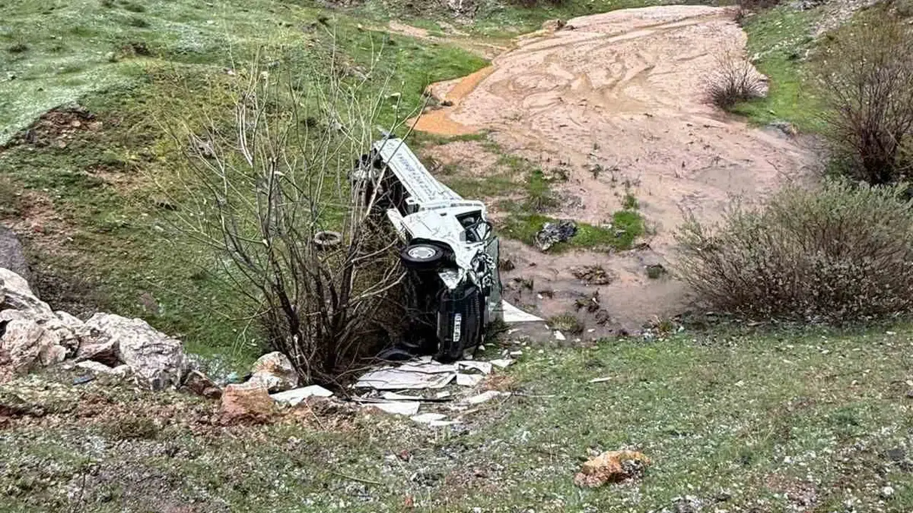 Bitlis’te direksiyon başında korku dolu anlar: Kontrolden çıkan otomobil şarampole yuvarlandı