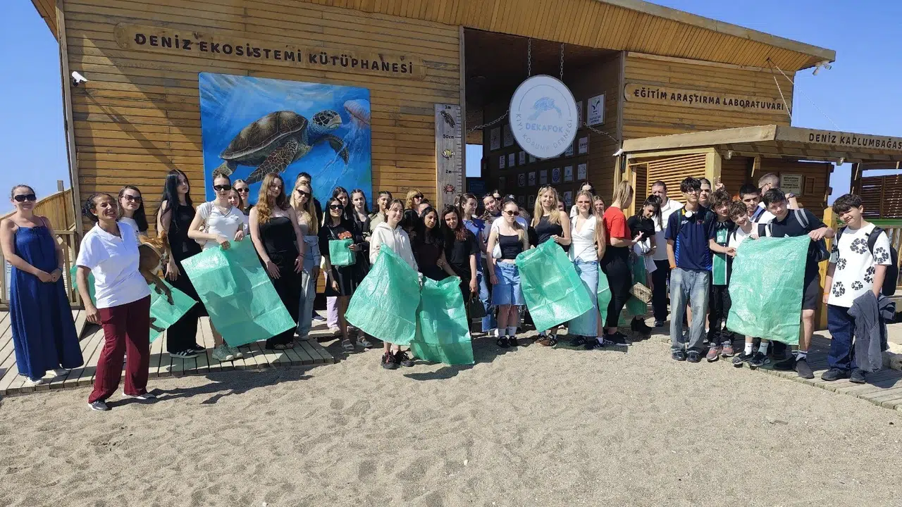 Sınırları aşan çevre bilinci: Erasmus öğrencileri Manavgat kıyılarını plastiklerden arındırdı