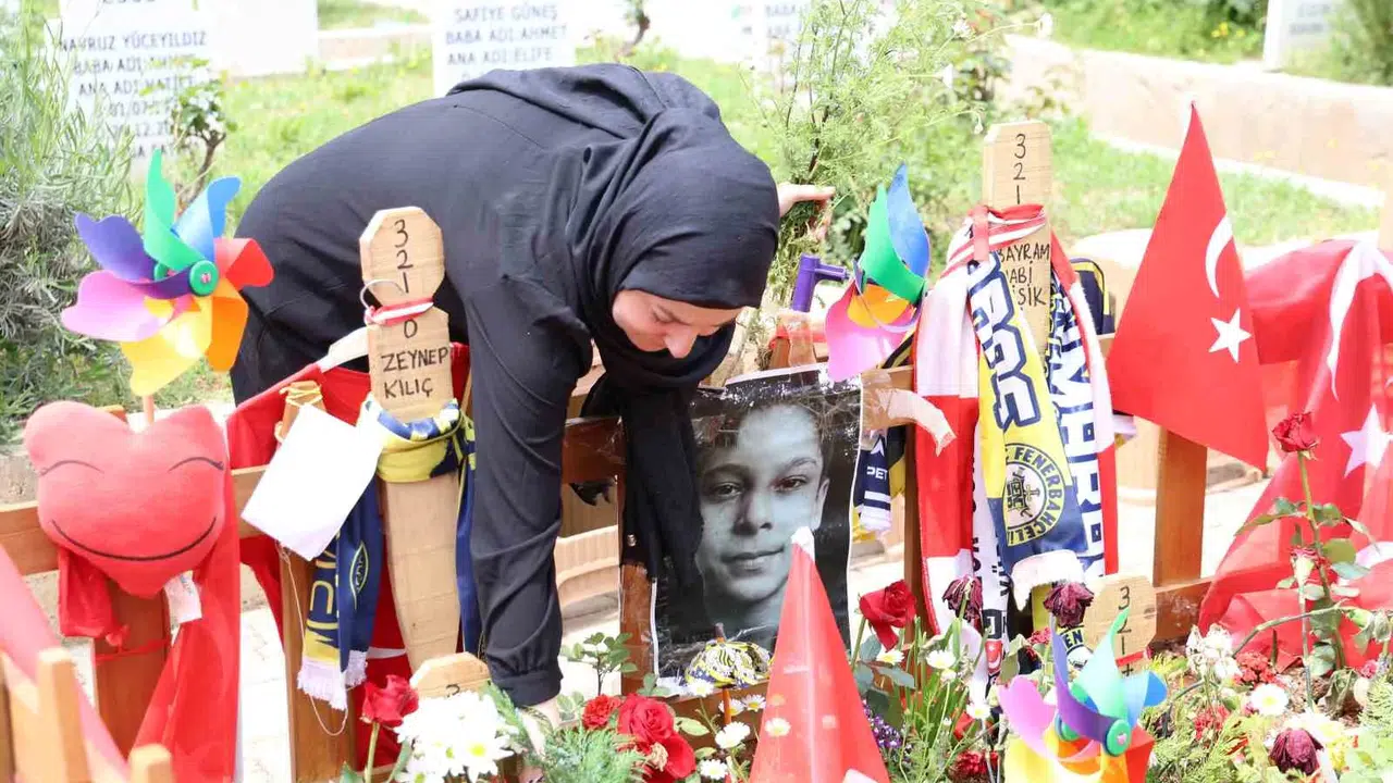 O, annesine her gün papatya taşıyan bir çocuktu: Şimdi o papatyaları mezarına anne bırakıyor