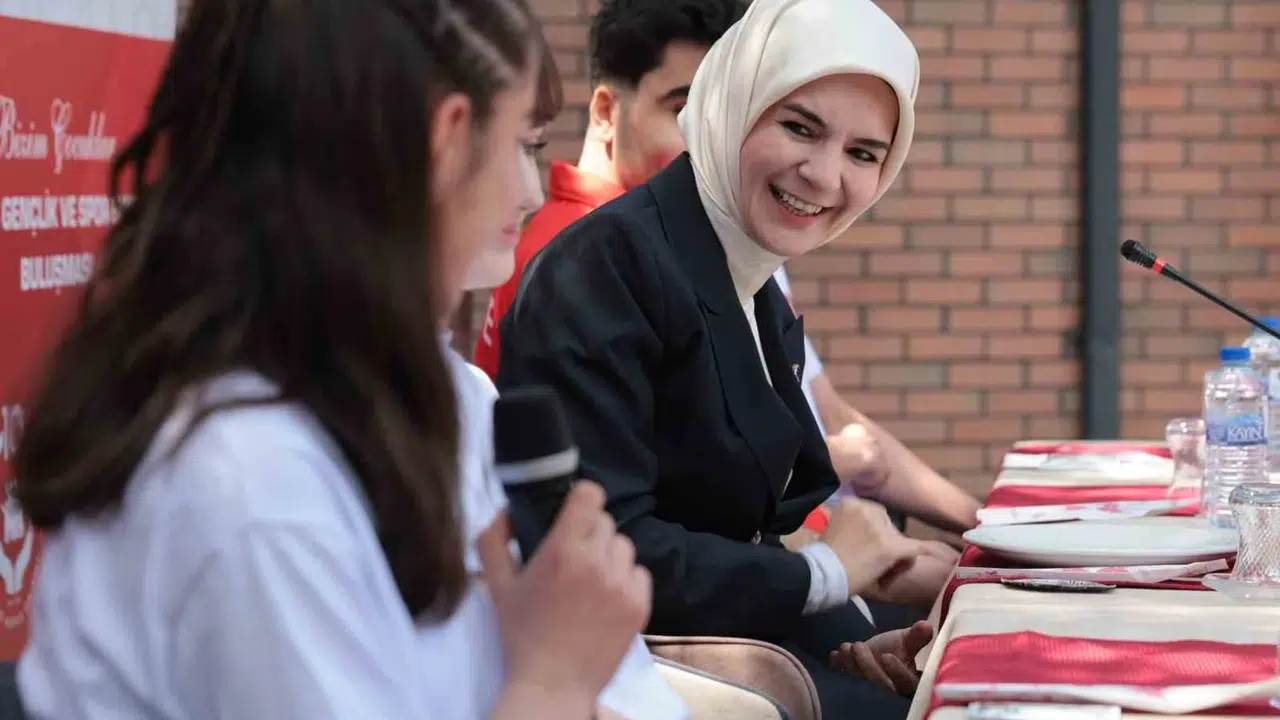Sosyal medyanın sahte dünyasına karşı gençlere uyarı: Bakan Göktaş’tan hayat dersi