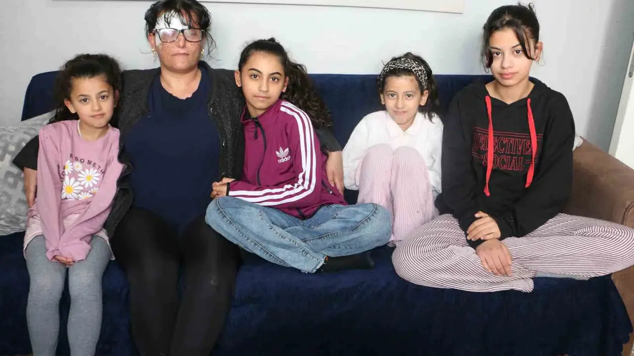 Gözleri görmüyor ama evlatları için ayakta: Dördüncü evre kanserle yaşam savaşı
