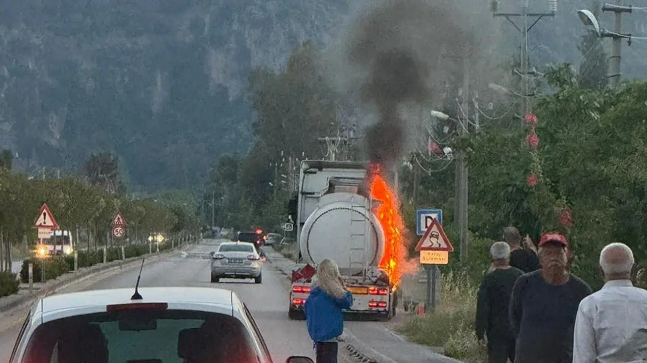 Dalyan yolunda korku dolu anlar: Yakıt tankeri faciaya ramak kala alev topuna döndü