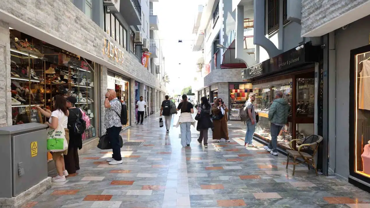 Marmaris'in çehresi değişti: Tarihi çarşı yeni yüzüyle ziyaretçi akınına uğruyor