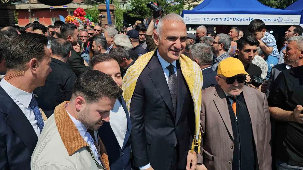 Bakan Ersoy Aydın’da sahneye çıktı: İsabeyli’nin bereketi festivalle dünyaya açılıyor