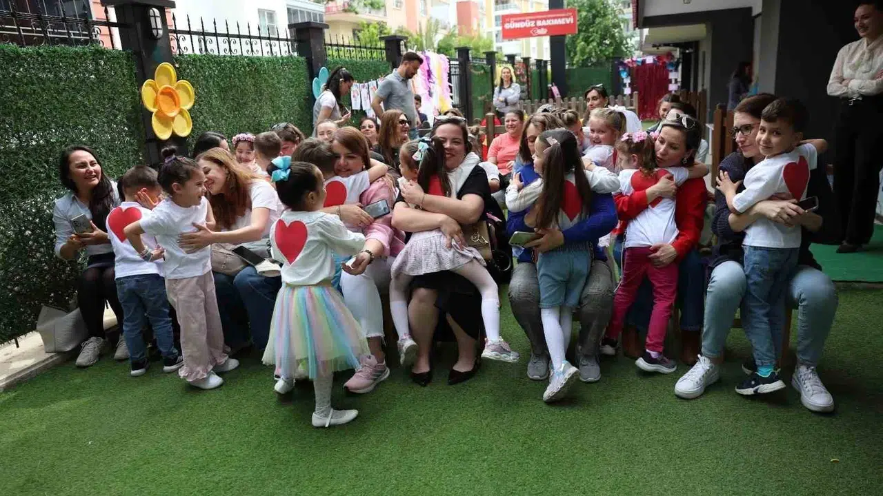 Efeler'de Anneler Günü coşkusu: Minik ellerden dev sevgi gösterisi
