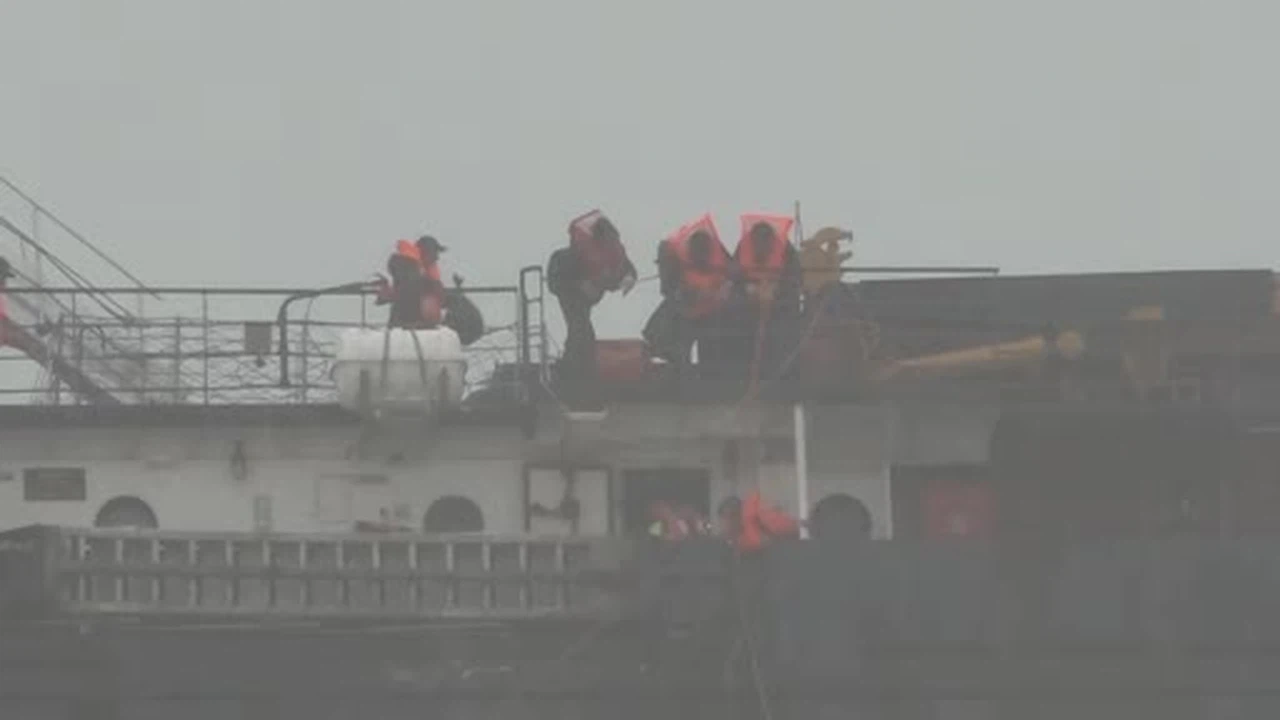 8 mürettebat mahsur kaldı: Fırtınanın ortasında roketli kurtarma operasyonu