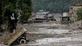 Nepal'de korkutan sel! 95 kişi öldü, 390 hacıdan haber yok