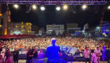 Aksaray'da Uğur Işılak konserinde fotoğraf çektirmek isteyenler izdiham oluşturdu