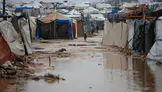 Gazze'de mevsimin ilk yağmuru çadır kentleri sular altında bıraktı