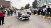 Diyarbakır'da kaldırıma çarpan otomobil takla attı: Sürücü yaralı