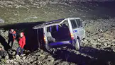 Hakkari'de göçmen minibüsü dereye uçtu: 20 yaralı