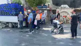 Tarlada kaldı diye üzülmedi, meydanda halka ikram etti: 4 ton domatesi ücretsiz dağıttı