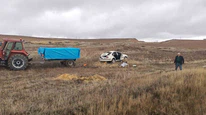 Çorum'da tarlaya yuvarlanan otomobilde baba-oğul yaralandı!
