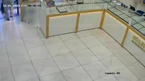 İzmir'de kuyumcular ring kurdu! Komşuların 'müşteri' kavgası kamerada...
