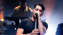 Emir Can İğrek Altınoluk konserinde sahneye çıkan çift nişanlandı