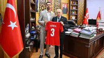 Merih Demiral'dan Bahçeli'ye anlamlı ziyaret! İmzalı formasını hediye etti