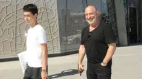 Cem Yılmaz oğlu Kemal ile AVM'de buluştu: Bastonum yok kendim yürüyorum