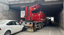 Vinç köprüye çarptı, otomobil de vince çarptı: 4 yaralı