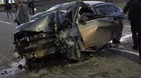 Karlıova'da refüjdeki direğe çarpan otomobildeki 3 kişi yaralandı