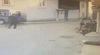 Kadının motorlu testere ile yaşlı adamı korkuttuğu anlar kamerada