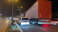 Düzce'de tırın dorsesi devrildi, 3 araç kıl payı kurtuldu