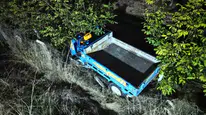 Afyonkarahisar'da otomobil patpata çarptı: 3 metreden tarlaya savrulan araçtaki 4 kişi yaralandı