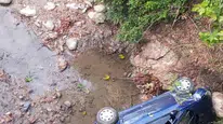 Aydın'da kontrolden çıkan otomobil dereye uçtu: 3 yaralı