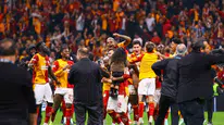 Galatasaray derbi zaferini taraftarıyla kutladı